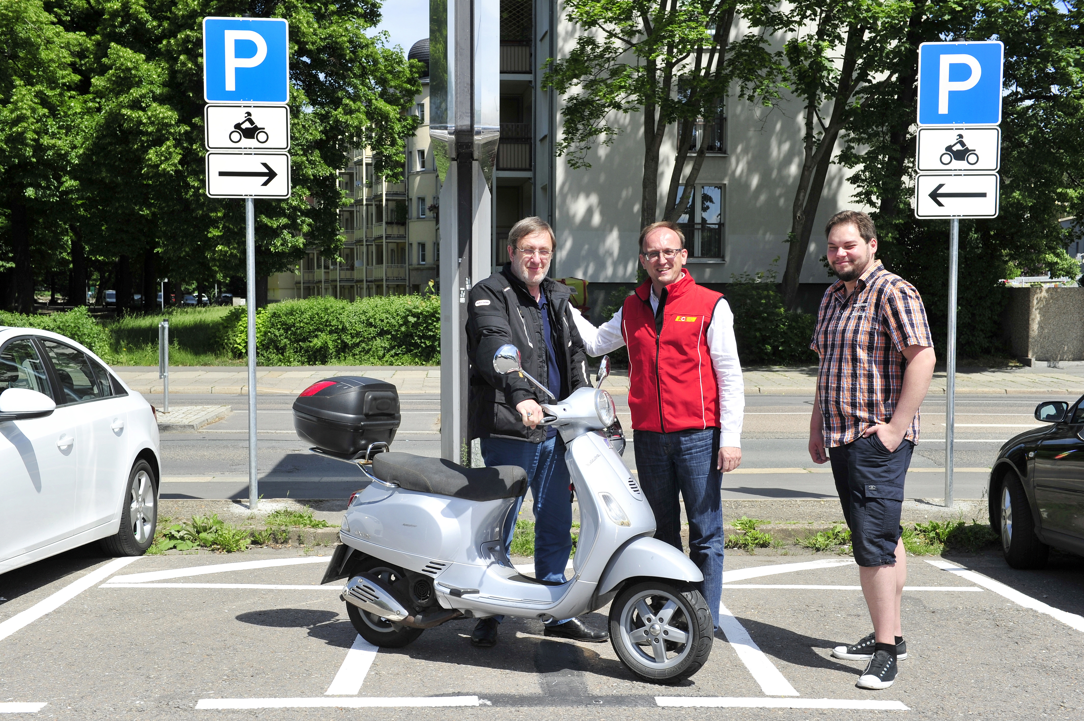 Chemnitz: Auf dem Parkplatz an der Hartmannstrasse wurden 3 Parkplätze für Motorräder eingerichtet. Readakteur Bernd Rippert, Stadtrat Toni Rotter und Stadtrat Jörg Vieweg Foto: Sven Gleisberg