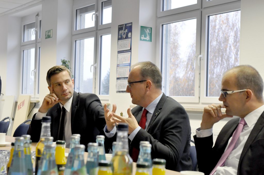 Jörg Vieweg beim Gespräch mit der Geschäftsführung der LINDNER GmbH; links Martin Dulig; rechts: Sören Uhle